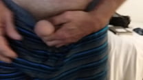video виляя своим членом между указательными пальцами отчаянные танцы с полным мочевым пузырем готовая пустая бутылка sex