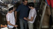 video симпатичные мальчики и папа устраивают горячую оргию с рисованием sex