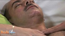 video 角質のゲイのオールディーは少年のお尻に警察の襲撃を行います sex