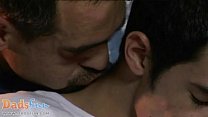 video 年上のゲイのホストに誘惑された若いイケメン画家 sex