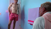 video 彼は初めて彼の新しい義理の息子に会いますゲイポルノ sex