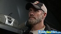video очень неряшливый член отсасывает с папочкой и его партнершейкрасоткой sex
