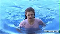 video невероятная натуральная грудастая юная любительница фиона плавает в бассейне и играет со своими сосками sex