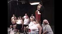 video 独創的な美しさのカットクリベージが主催する世界初の300ポンドのギャングバングの間に2ダースのラードアセスがお互いを吸ったり舐めたり性交したりします sex