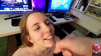 video 私のかわいいガールフレンドが彼女のかわいい顔を滴り落ちる精液で私にフェラチオを与えているので働くことができません sex