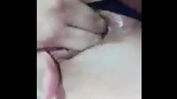 video маленькая подруга звонит мне по скайпу потому что ей было очень жарко и ее киска была очень влажной sex