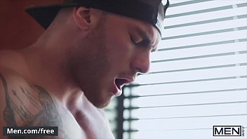video уильям сид подносит свой огромный член к мягким губам голодного сана следите и смотрите за уильямом сидом на sex