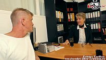 video ドイツの成熟した女性秘書はオフィスでセックスをするために若い男を誘惑します sex