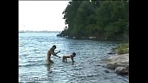 video 湖の岸で叩いている熱い裸の入浴者 sex