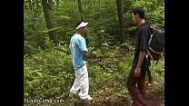 video 孤独なきらめきの歩行者は森の中でお尻をぶち壊します sex