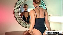 video горячая николь заставляет себя кончить на ее стол sex