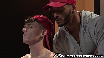 video コーチはロッカールームで変態タオルボーイイケメンをファックfalconstudios sex
