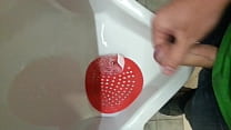 video парень с необрезанным членом писает на публике затем играет с членом sex