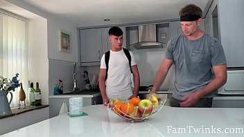 video пасынок массирует чувствительные зоны отчима кендрик томас джеймс кересфорд sex
