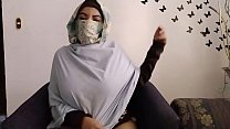 video ヒジャーブのお母さんの本当のアラブ人はオーガズムを潮吹きするために夫が離れている間彼女のイスラム教徒の猫を祈ってそしてマスターベーションします sex