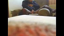 video 隠しカメラが私の母が一人で家で自慰行為をしているのを捕まえる sex