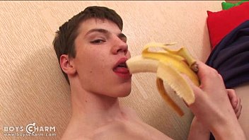 video твинктизер очищает банан и бьет его мясо sex