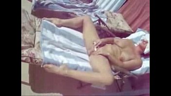 video 中庭で自慰行為をしている母を一人で家に連れて行った sex