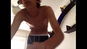 video イタリアの少年 sex