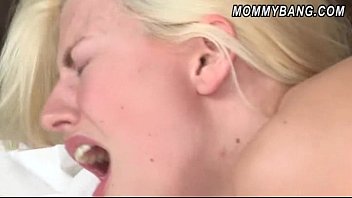 video 厄介な継母シレンデメールと痴女gfジェシーヴォルトはコックを共有します sex