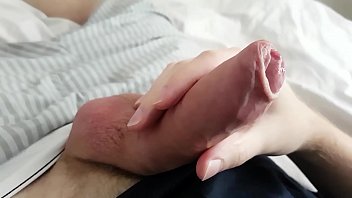 video натуральный шведский мужик дрочит свой твердый член чтобы кончить sex