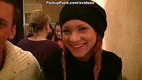 video フォクシーガールがレストランでチンポをしゃぶる sex