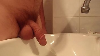 video писает в раковину sex