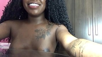 video натуральное маленькое черное тело любит дразнить своих дрочил sex