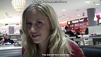 video マクドナルドのトイレで2人の金髪の吸うディック sex