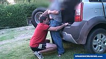 video 屋外で吸われた既婚男 sex