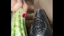 video сучка не довольствуется одним б она любит втыкать хвост в большой толстый кабачок пока не освободится край ее попки sex