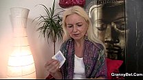 video おばあちゃんは彼の大きな肉を吸って乗るのが大好きです sex