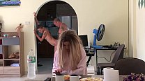 video шаловливая падчерица спряталась в холодильнике и получила задницу от отчима пока мама смотрит телевизор sex