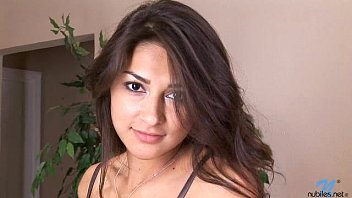 video エスニックティーンは彼女の猫を自慰行為します sex