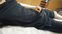 video совершенно новый молодой парень с шаловливым твердым членом в шортах sex