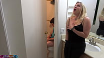 video мачеха застукала его за мастурбацией в ванной и трахает его sex