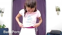 video 彼女の最初のポルノキャスティングでかわいい小さな罪のないティーン sex