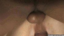 video ブルネットのニューハーフの蜂蜜が肛門に激しく犯される sex