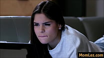 video 私の妹がポルノを読んで猫をこすっているのを見てください隠しカメラ sex