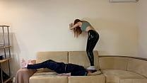 video госпожа уничтожает голову раба стояние в полный вес топтание лица и экстремальные прыжки головой превью sex