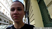 video 自然なチェコの女の子は巨大な雄鶏を取るために現金を支払われます sex