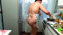 video зрелая толстушка в фартуке на голое тело стряпает пирожки дома на кухне трясет большими натуральными сиськами sex