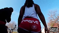 video tinyはパンティーを着用せずに通りを自転車で走るのが大好きな短いゲットーの女の子です彼女は入れ墨された凶悪犯の注意を引く sex