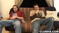 video два возбужденных скряга дергают их твердые члены в любительском видео sex