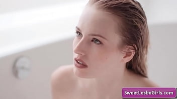 video чувственная горячая и сексуальная лесбийская межрасовая пара скарлетт сейдж и джули кей ласкаются в ванне sex