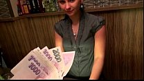 video かわいいアマチュアブルネットユーロバーテンダーマリーは現金のために分析しました sex