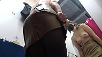 video 盗撮は人前でスカートの下をのぞきますそして試着室に隠しカメラを持ってナイロンタイツでジューシーなお尻を持つ女の子をスパイします足フェチ sex
