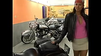 video ピンクのブラウスのお尻に突っ込んだ女 sex