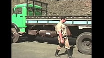 video 警官が停止しトラックの運転手とセックスします sex