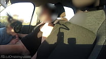 video 見知らぬ人が学校の駐車場で車の中でディックを吸っている私の妻を捕まえましたmisscreamy sex